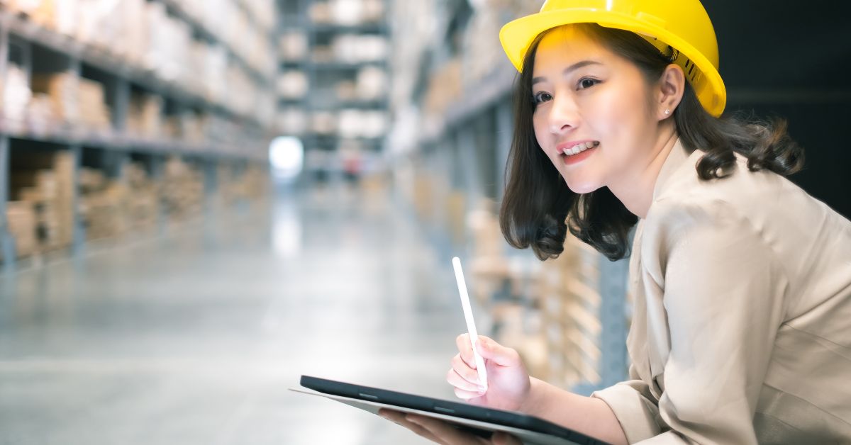 a warehouse worker working with ipad inside a warehouse